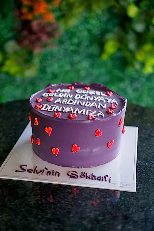 Butik Motto Mor Üstü Kırmızı Kalpler