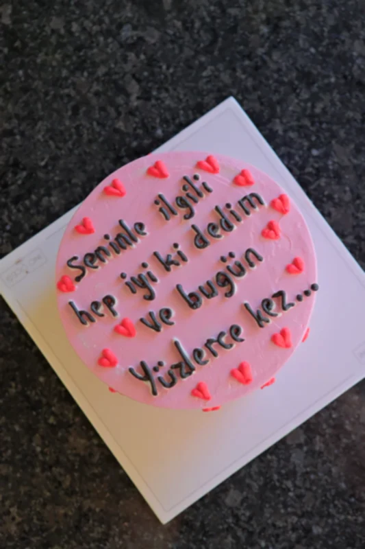 Butik Motto Pembe Üstü Kırmızı Kalpler