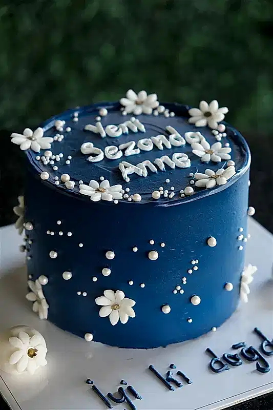 Butik Motto Lacivert Çiçek Detaylı Pasta