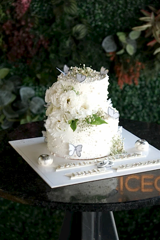 Butik Katlı Canlı Çiçekli Beyaz Pasta