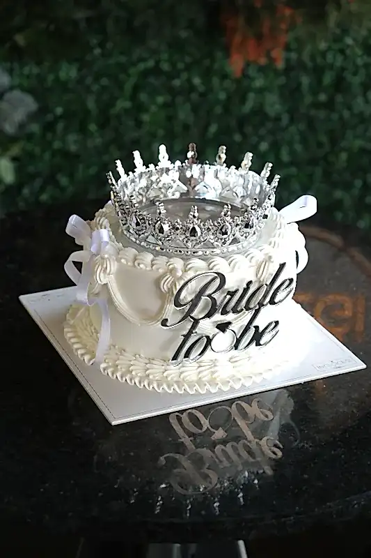 Butik Simli Taçlı Beyaz Pasta