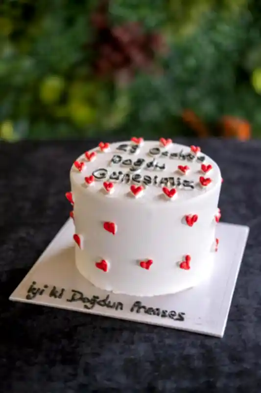 Butik Motto Beyaz Üstü Kırmızı Kalpli