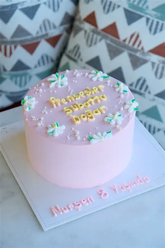Butik Motto Pembe Çiçek Detaylı Pasta