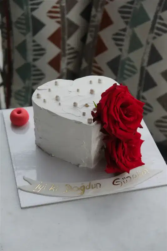 Butik Motto Kalp Gerçek Gül Pasta