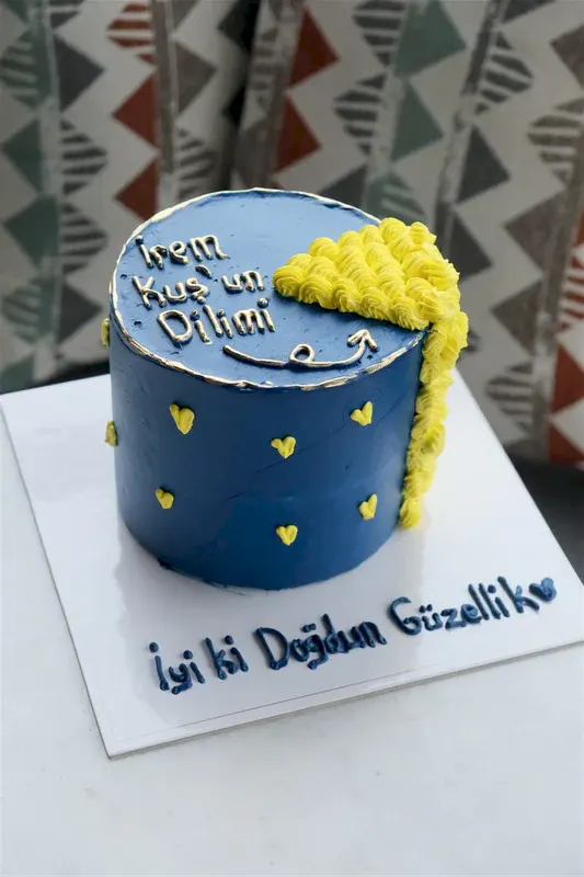 Sarı Lacivert Özel Dilimli Pasta