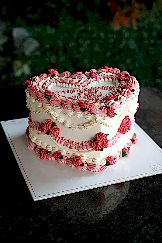 Butik Kalp Nostaljik Pasta Beyaz Kırmızı (Vintage Cake)