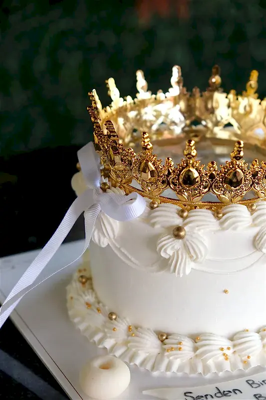 Butik Simli Altın Taçlı Beyaz Pasta