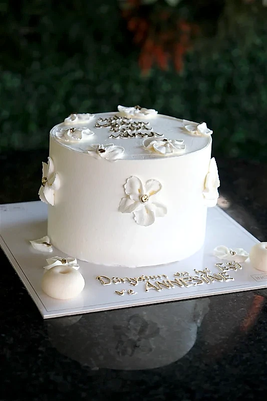 Butik Motto Beyaz Çiçek Detaylı Pasta