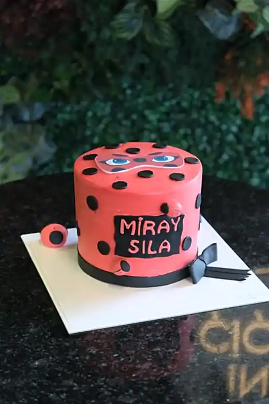 Butik Uğur Böceği Papyonlu Pasta