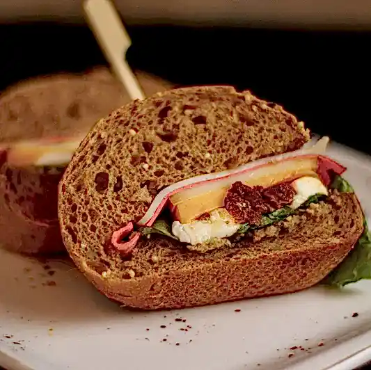 Üç Çekirdekli Ekmekte Dört Peynirli Sandviç Adet